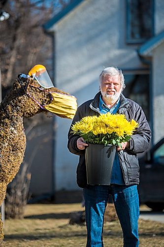 MIKAELA MACKENZIE / WINNIPEG FREE PRESS

Paul Stewart poses for a portrait while putting out 3,700 flower stems (free for passers-by to take home) by Wednesday the Camel in Winnipeg on Thursday, April 23, 2020. For Dave Sanderson story. 
Winnipeg Free Press 2020