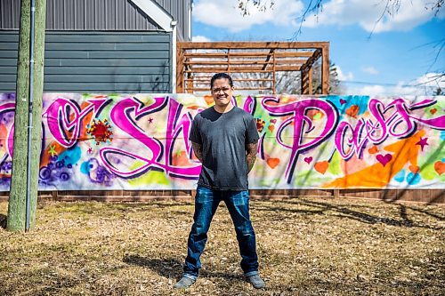 MIKAELA MACKENZIE / WINNIPEG FREE PRESS

Pat Lazo, artistic director of the Graffiti Gallery, poses with the COVID-19 mural he painted in his home community of Riverview in Winnipeg on Thursday, April 23, 2020. For Danielle Da Silva story.
Winnipeg Free Press 2020