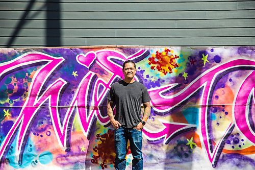 MIKAELA MACKENZIE / WINNIPEG FREE PRESS

Pat Lazo, artistic director of the Graffiti Gallery, poses with the COVID-19 mural he painted in his home community of Riverview in Winnipeg on Thursday, April 23, 2020. For Danielle Da Silva story.
Winnipeg Free Press 2020