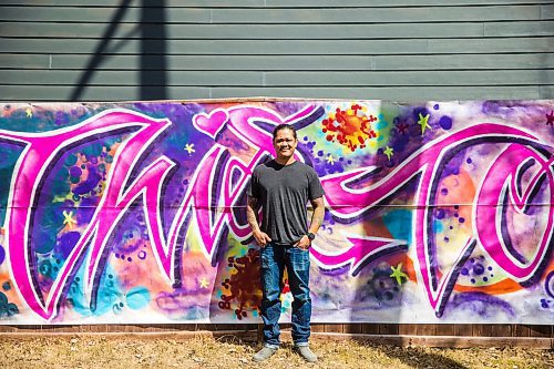 MIKAELA MACKENZIE / WINNIPEG FREE PRESS

Pat Lazo, artistic director of the Graffiti Gallery, poses with the COVID-19 mural he painted in his home community of Riverview in Winnipeg on Thursday, April 23, 2020. For Danielle Da Silva story.
Winnipeg Free Press 2020