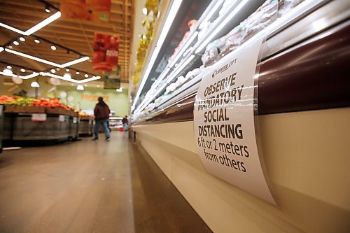 JOHN WOODS / WINNIPEG FREE PRESS
Signage reminding customers of the mandatory 2 metre physical distance are posted everywhere in Seafood City in Winnipeg Thursday, April 23, 2020. Seafood City have taken great steps to ensure the safety of their customers and staff.

Reporter: Abas