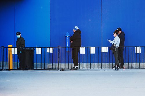 JOHN WOODS / WINNIPEG FREE PRESS
Signage and people physical distance at Walmart on McPhillips in Winnipeg Thursday, April 23, 2020. 

Reporter: Abas