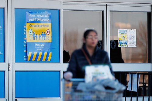 JOHN WOODS / WINNIPEG FREE PRESS
Signage and people physical distance at Walmart on McPhillips in Winnipeg Thursday, April 23, 2020. 

Reporter: Abas