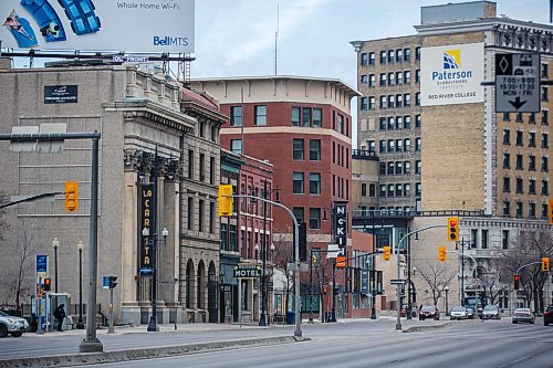 MIKE DEAL / WINNIPEG FREE PRESS
Since the coronavirus hit Winnipeg, its downtown has become an area that sees very little traffic. On a Friday morning the general din of vehicles moving around has turned into a quiet, almost creepy and somewhat surreal Exchage District.
Main Street from Lombard
200424 - Friday, April 24, 2020.