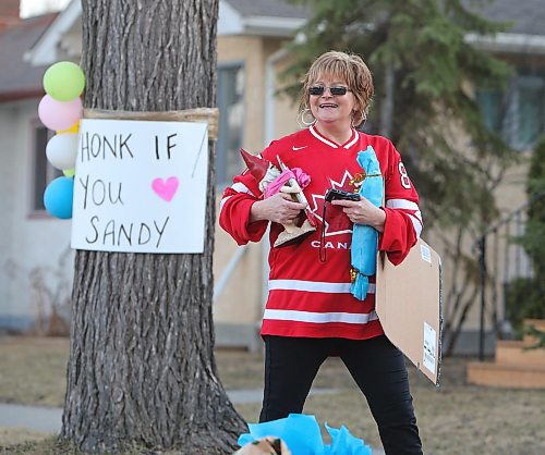 JASON HALSTEAD / WINNIPEG FREE PRESS

Sandy Cook, who retired as a corrections officer at Headingley Correctional Centre on April 24, 2020, greets well-wishers during a vehicle parade in front of her West End home the same day. (See Waldman story)