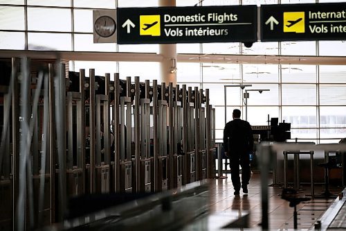 JOHN WOODS / WINNIPEG FREE PRESS
Visitors to Winnipegs airport are few any far between as many flights have been cancelled Sunday, April 26, 2020. 

Reporter: Martin