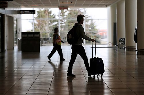 JOHN WOODS / WINNIPEG FREE PRESS
Visitors to Winnipegs airport are few any far between as many flights have been cancelled Sunday, April 26, 2020. 

Reporter: Martin