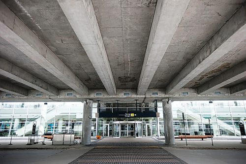 JOHN WOODS / WINNIPEG FREE PRESS
Visitors to Winnipegs airport are few any far between as many flights have been cancelled Sunday, April 26, 2020. 

Reporter: Martin