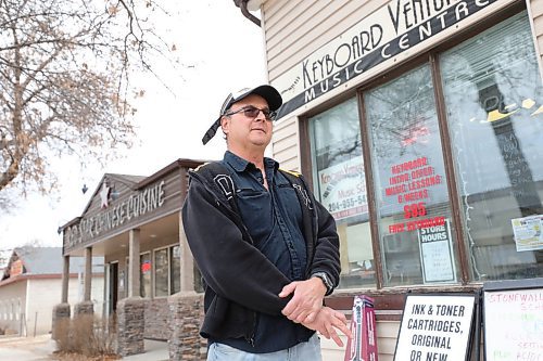 RUTH BONNEVILLE  /  WINNIPEG FREE PRESS 

Local - Community Papers close

Photo of business owner, Terry Zurylo, who owns the music shop Keyboard Ventures in Stonewall, is concerned that the Interlake Publishing office which publishes the Stonewall Argus & Teulon Times has closed its doors recently.   Other local community papers that have shut down in the area include the Interlake Spectator and the Selkirk Journal as well as many others across the province and country.  

See story.  

April 28th,  2020
