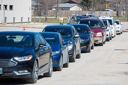 MIKE DEAL / WINNIPEG FREE PRESS
A long line of cars wait at the Bison Drive Through Testing community screening location Wednesday afternoon. As restrictions are loosened on who can be tested for the coronavirus the lineups at the community screening locations have seen a bit of a jump.
200429 - Wednesday, April 29, 2020.