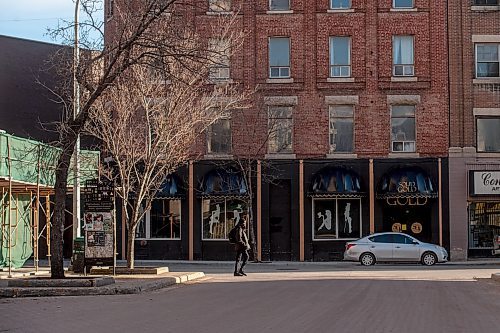 Mike Sudoma / Winnipeg Free Press
A man walks across Albert St as he makes his way down Notre Dame Tuesday evening
April 29, 2020