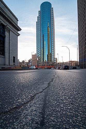 Mike Sudoma / Winnipeg Free Press
Portage Avenue facing West in front of the Fairmont Hotel Tuesday evening
April 29, 2020