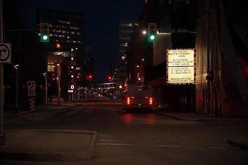 Mike Sudoma / Winnipeg Free Press
A bus waiting at a stop on Garry St Tuesday evening
April 29, 2020