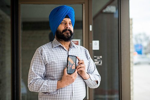 MIKAELA MACKENZIE / WINNIPEG FREE PRESS

Harpreet Jawanda, whose family is stuck in India, poses for a portrait in Winnipeg on Friday, May 1, 2020. For Sarah Lawrynuik story.

Winnipeg Free Press 2020