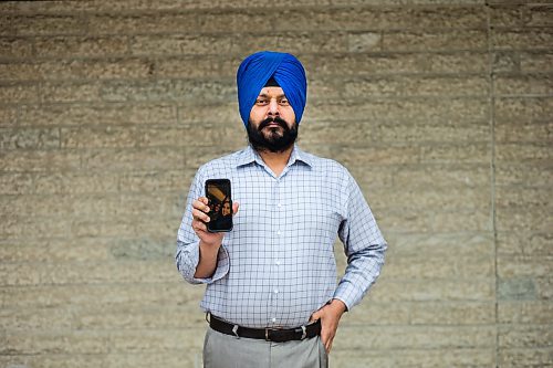 MIKAELA MACKENZIE / WINNIPEG FREE PRESS

Harpreet Jawanda, whose family is stuck in India, poses for a portrait in Winnipeg on Friday, May 1, 2020. For Sarah Lawrynuik story.

Winnipeg Free Press 2020