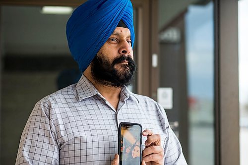 MIKAELA MACKENZIE / WINNIPEG FREE PRESS

Harpreet Jawanda, whose family is stuck in India, poses for a portrait in Winnipeg on Friday, May 1, 2020. For Sarah Lawrynuik story.

Winnipeg Free Press 2020