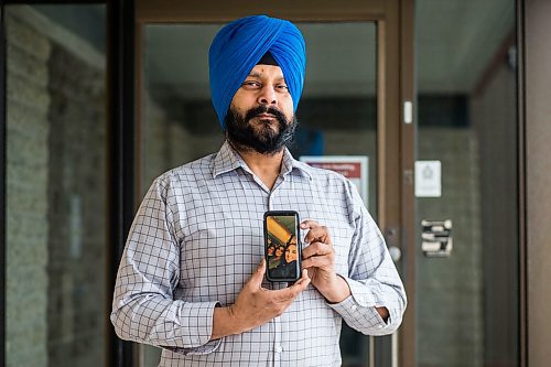 MIKAELA MACKENZIE / WINNIPEG FREE PRESS

Harpreet Jawanda, whose family is stuck in India, poses for a portrait in Winnipeg on Friday, May 1, 2020. For Sarah Lawrynuik story.

Winnipeg Free Press 2020