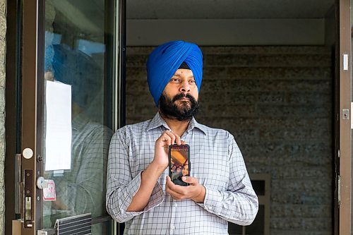 MIKAELA MACKENZIE / WINNIPEG FREE PRESS

Harpreet Jawanda, whose family is stuck in India, poses for a portrait in Winnipeg on Friday, May 1, 2020. For Sarah Lawrynuik story.

Winnipeg Free Press 2020