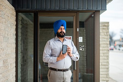 MIKAELA MACKENZIE / WINNIPEG FREE PRESS

Harpreet Jawanda, whose family is stuck in India, poses for a portrait in Winnipeg on Friday, May 1, 2020. For Sarah Lawrynuik story.

Winnipeg Free Press 2020