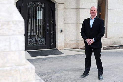 SHANNON VANRAES / WINNIPEG FREE PRESS
Realtor David De Leeuw stands in front of One Wellington Crescent on May 1, 2020. He recently sold a condo on the building's fourth floor, which set a record price in Winnipeg.