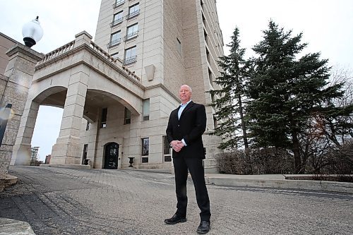 SHANNON VANRAES / WINNIPEG FREE PRESS
Realtor David De Leeuw stands in front of One Wellington Crescent on May 1, 2020. He recently sold a condo on the building's fourth floor, which set a record price in Winnipeg.