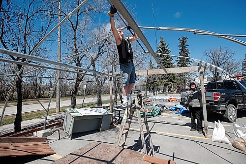 JOHN WOODS / WINNIPEG FREE PRESS
Dare, left, and Charleswood Garden Centre owner Morris Diuck were busy setting up shop in Charleswood Centre parking lot Sunday, May 3, 2020. They were setting up all weekend prior to COVID-19 relaxation rules tomorrow May 4..

Reporter: Bell