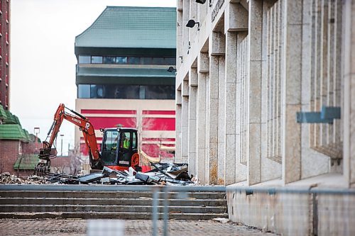 MIKAELA MACKENZIE / WINNIPEG FREE PRESS

Demolition takes place at the old Public Safety Building in Winnipeg on Monday, May 4, 2020.

Winnipeg Free Press 2020