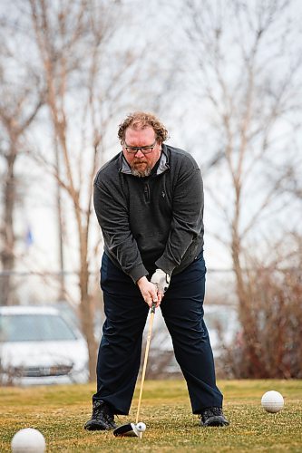 MIKE DEAL / WINNIPEG FREE PRESS
Winnipeg Free Press reporter Mike McIntyre tees off on the first hole on the first day of golf in 2020 at Kildonan Park Golf Course Monday morning despite the wind and the cool temperatures.
See Mike McIntyre column
200504 - Monday, May 04, 2020.