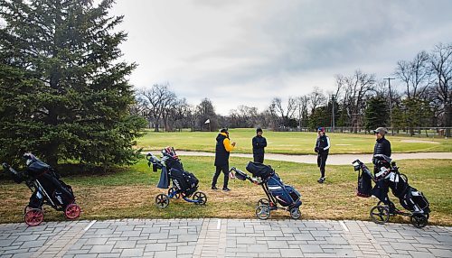 MIKE DEAL / WINNIPEG FREE PRESS
Enthusiasts gather on the first day of golf in 2020 at Kildonan Park Golf Course Monday morning despite the wind and the cool temperatures.
See Taylor Allen story
200504 - Monday, May 04, 2020.