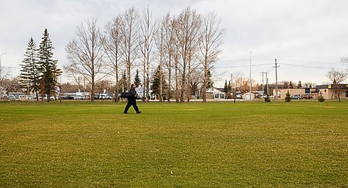 MIKE DEAL / WINNIPEG FREE PRESS
Winnipeg Free Press reporter Mike McIntyre walks the fairway of the first hole on the first day of golf in 2020 at Kildonan Park Golf Course Monday morning despite the wind and the cool temperatures.
See Mike McIntyre column
200504 - Monday, May 04, 2020.