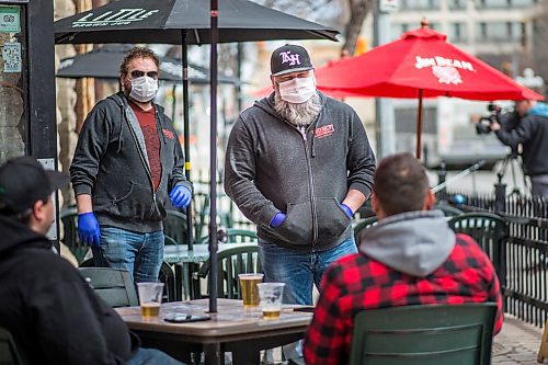 MIKAELA MACKENZIE / WINNIPEG FREE PRESS

Chris Graves, owner of the King's Head, speaks to patrons on the newly opened patio in Winnipeg on Monday, May 4, 2020. For JS story.

Winnipeg Free Press 2020