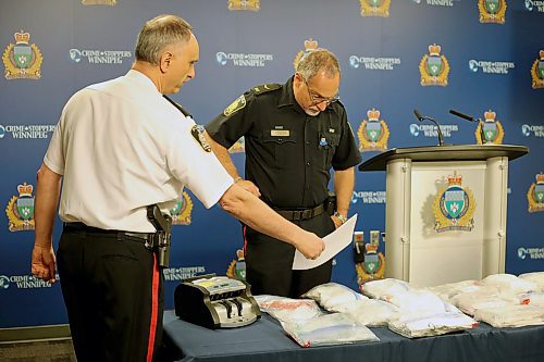 SHANNON VANRAES / WINNIPEG FREE PRESS
Inspector Max Waddell of the Winnipeg Police Services's Organized Crime Division speaks to Constable Rob Carver about a recent drug seizure prior to a media briefing on May 6, 2020.