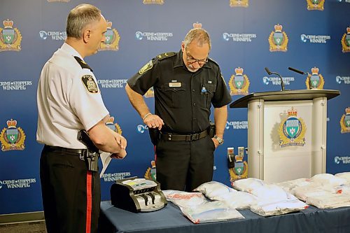 SHANNON VANRAES / WINNIPEG FREE PRESS
Inspector Max Waddell of the Winnipeg Police Services's Organized Crime Division speaks to Constable Rob Carver about a recent drug seizure prior to a media briefing on May 6, 2020.