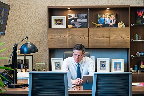 MIKAELA MACKENZIE / WINNIPEG FREE PRESS

Mayor Brian Bowman videoconferences in his office in Winnipeg on Wednesday, May 6, 2020. For Joyanne story.

Winnipeg Free Press 2020