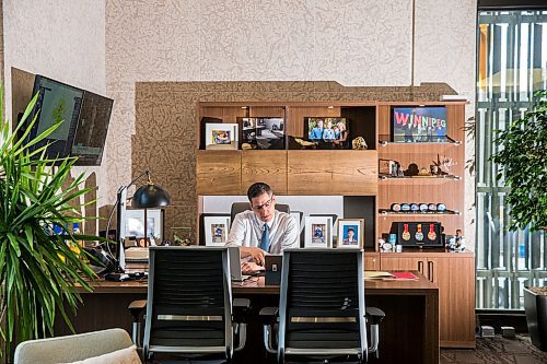 MIKAELA MACKENZIE / WINNIPEG FREE PRESS

Mayor Brian Bowman videoconferences in his office in Winnipeg on Wednesday, May 6, 2020. For Joyanne story.

Winnipeg Free Press 2020