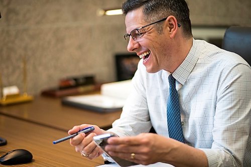 MIKAELA MACKENZIE / WINNIPEG FREE PRESS

Mayor Brian Bowman videoconferences in his office in Winnipeg on Wednesday, May 6, 2020. For Joyanne story.

Winnipeg Free Press 2020