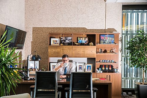 MIKAELA MACKENZIE / WINNIPEG FREE PRESS

Mayor Brian Bowman videoconferences in his office in Winnipeg on Wednesday, May 6, 2020. For Joyanne story.

Winnipeg Free Press 2020