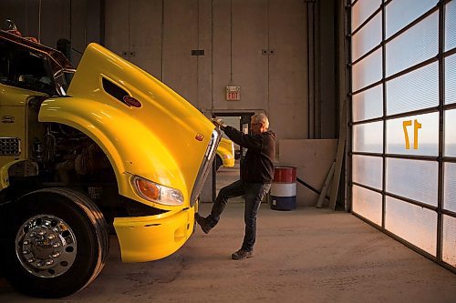 MIKAELA MACKENZIE / WINNIPEG FREE PRESS

Trucker Alain Blair checks his truck before going out on the first job of the day at Trappers Transport in Winnipeg on Wednesday, May 6, 2020. For Dean story.

Winnipeg Free Press 2020