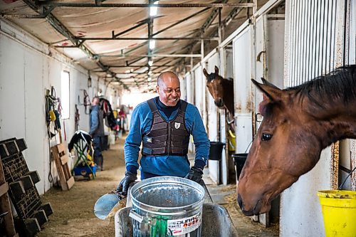 MIKAELA MACKENZIE / WINNIPEG FREE PRESS

Trainer Steve Gaskin feeds lunch to his horses at the Assiniboia Downs in Winnipeg on Wednesday, May 6, 2020. For Mike S story.

Winnipeg Free Press 2020