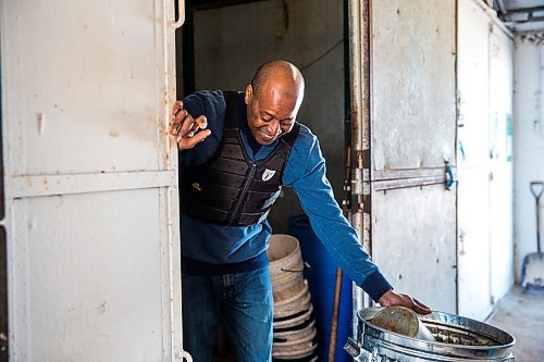 MIKAELA MACKENZIE / WINNIPEG FREE PRESS

Trainer Steve Gaskin mixes oats for his horses at the Assiniboia Downs in Winnipeg on Wednesday, May 6, 2020. For Mike S story.

Winnipeg Free Press 2020