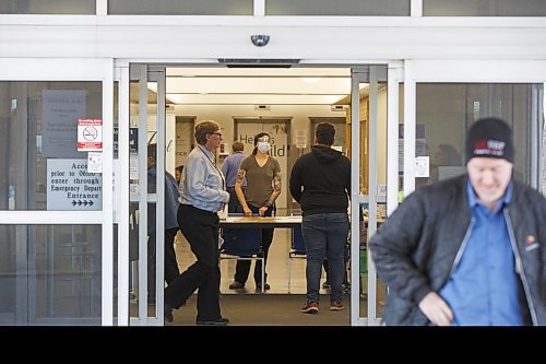 MIKE DEAL / WINNIPEG FREE PRESS
24-hr project - 2pm
Healthcare workers screen every person that enters the Grace General Hospital Wednesday afternoon. 
See Danielle Da Silva story
200506 - Wednesday, May 06, 2020.