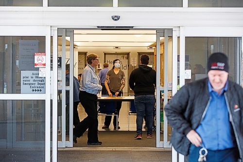 MIKE DEAL / WINNIPEG FREE PRESS
24-hr project - 2pm
Healthcare workers screen every person that enters the Grace General Hospital Wednesday afternoon. 
See Danielle Da Silva story
200506 - Wednesday, May 06, 2020.