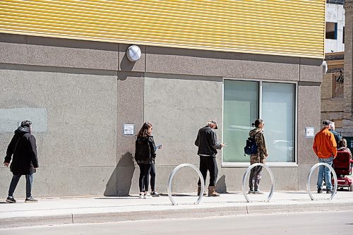 Mike Sudoma / Winnipeg Free Press
Shoppers line up outside of Giant Tiger on Ellice and Donald Wednesday afternoon
May 6, 2020