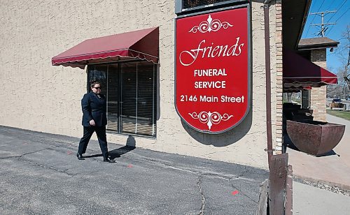 JASON HALSTEAD / WINNIPEG FREE PRESS

Staff member Danielle Froese (a licensed funeral director and embalmer) checks social-distancing markings outside Friends Funeral Chapel on May 6, 2020 in preparation for a  funeral service. (See Sarah Lawrynuik COVID-19 24-hour story)