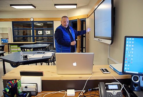 JASON HALSTEAD / WINNIPEG FREE PRESS

Long-time Maples Collegiate math teacher Dariusz Piatek does his daily livestream for his Grade 12 pre-calculus students on May 6, 2020, using his laptop video camera and the SmartBoard in his classroom to instruct. (See Maggie Macintosh COVID-19 24-hour story)
