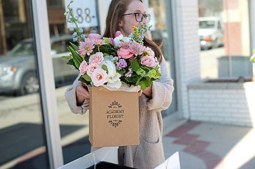 SHANNON VANRAES / WINNIPEG FREE PRESS
Kayla Robinson, manager of Academy Florist, prepares Mothers' Day arrangements for curbside pickup on May 6, 2020.