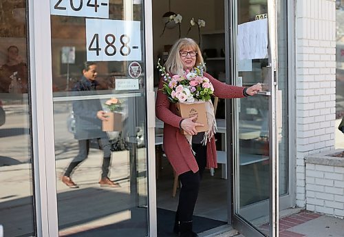 SHANNON VANRAES / WINNIPEG FREE PRESS
Irene Seaman, owner of Academy Florist, prepares Mothers' Day arrangements for curbside pickup on May 6, 2020.