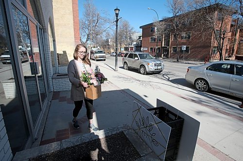 SHANNON VANRAES / WINNIPEG FREE PRESS
Kayla Robinson, manager of Academy Florist, prepares Mothers' Day arrangements for curbside pickup on May 6, 2020.