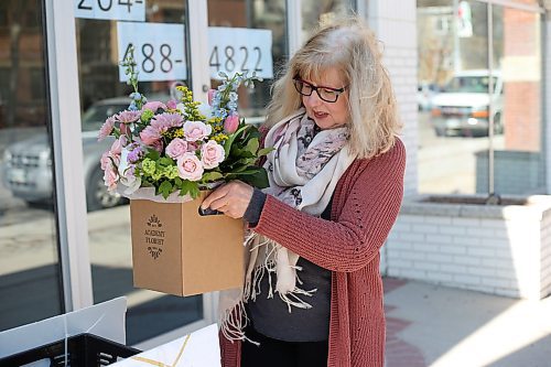 SHANNON VANRAES / WINNIPEG FREE PRESS
Irene Seaman, owner of Academy Florist, prepares Mothers' Day arrangements for curbside pickup on May 6, 2020.