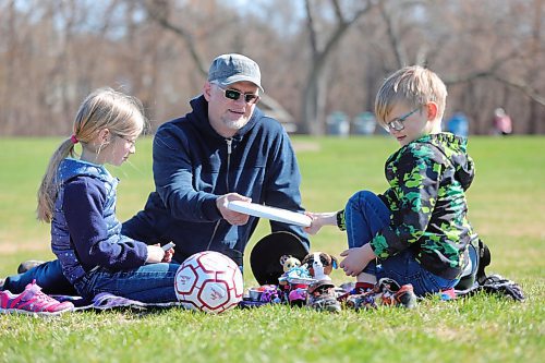 RUTH BONNEVILLE / WINNIPEG FREE PRESS

Local - Standup weather

Rayne Bergmuller (8yrs), her little brother Reeve (6yrs) and dad David Bergmuller take a break from being at home and enjoy the sunshine while having a picnic on their blanket at Assiniboine Park Wednesday. 



May 6th,  2020